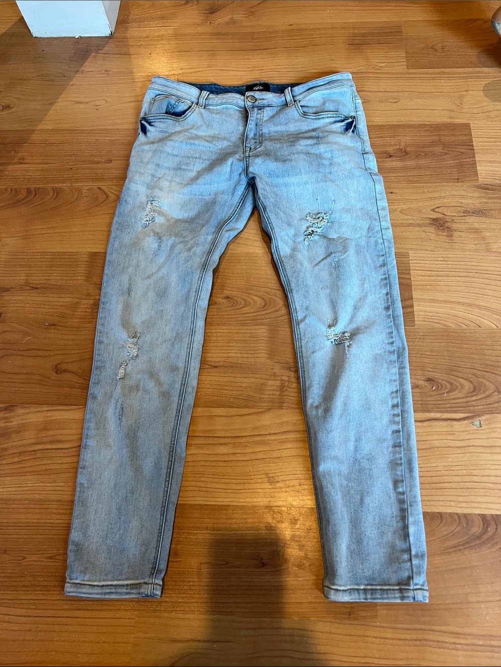 Men's Light Blue Distressed 36w 32L Jeans